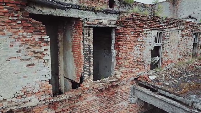 废弃的破旧的工业工厂的废墟视频素材