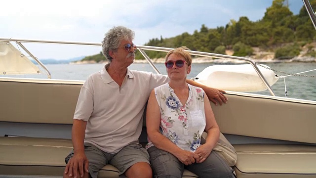 一对老年夫妇正在享受快艇之旅视频素材