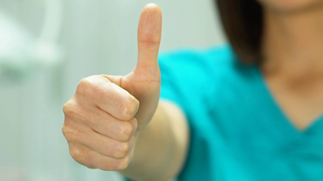 女医生竖起大拇指，优质医疗服务的广告视频下载