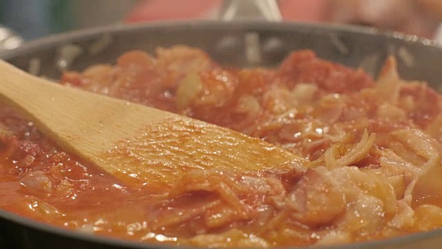 炖肉和蔬菜在煎锅中煮合。烹饪概念视频素材