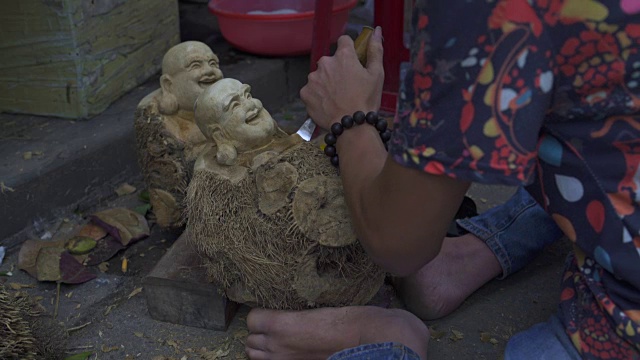 用一套凿子制造木制佛像的过程视频下载