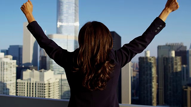 拉丁美洲女性庆祝商业成功俯瞰芝加哥视频下载
