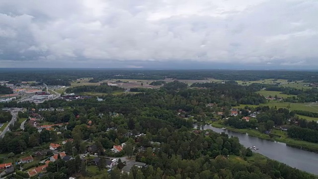 从空中俯瞰湖面视频下载