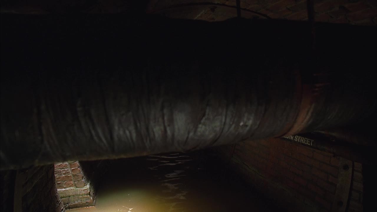WS POV污水隧道与水和砖墙视频素材