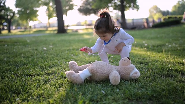 可爱的儿童医生救她的泰迪熊朋友视频下载