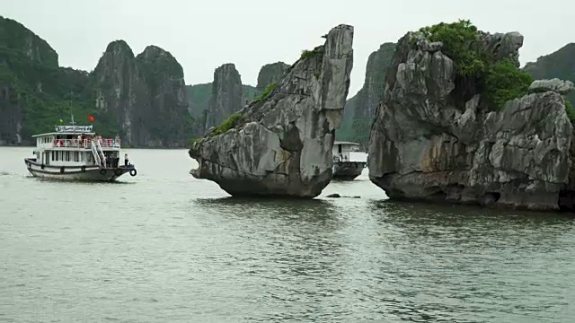 越南下龙湾斗鸡石视频素材