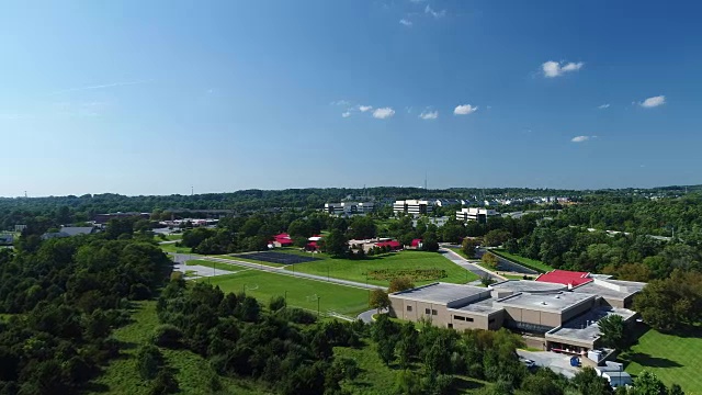 空中飞过马里兰州哥伦比亚大学的高科技科学实验室大楼视频素材