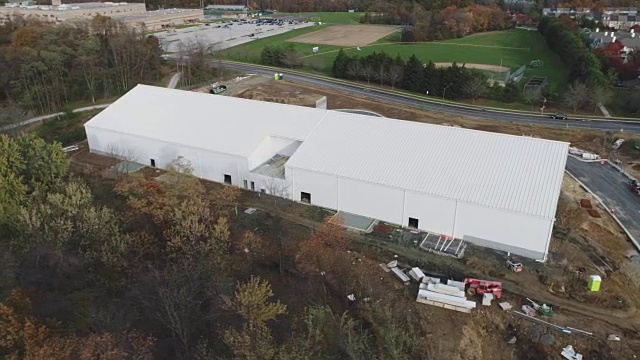 在马里兰州哥伦比亚市，一架无人机在一处即将完工的网球设施上空盘旋视频素材