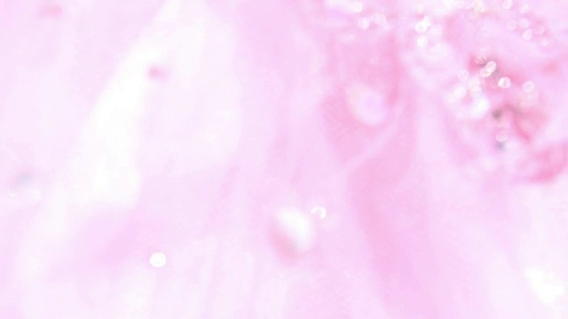 阳光下的复古粉色鸡尾酒裙的特写视频素材