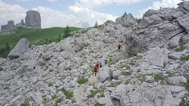 无人机拍摄的一群人在山里徒步旅行。视频下载