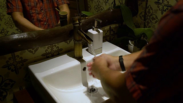 一个男人在水槽里用肥皂洗手视频下载