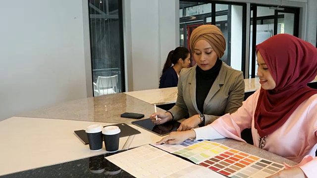 穆斯林商界女性在现代办公室开会视频素材