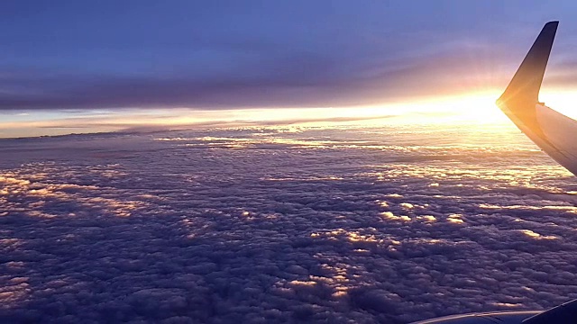 在云层之上，从飞机窗口看日落视频素材