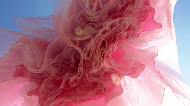 站在复古的粉红色鸡尾酒裙与蓝天的背景下视频素材