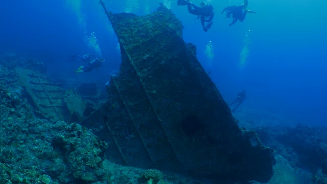 水下沉船中的休闲潜水者视频下载