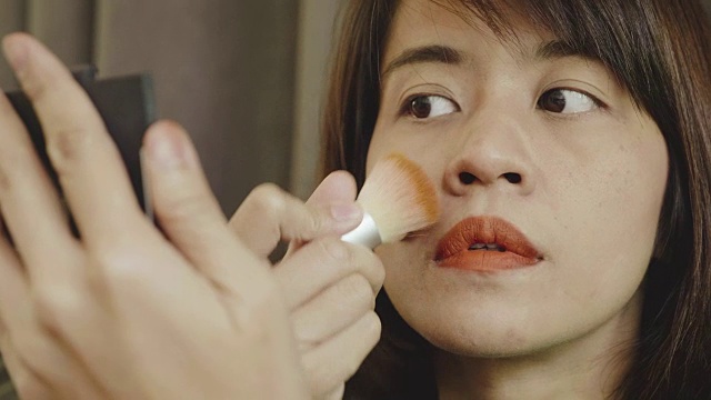 亚洲妇女在化妆视频素材