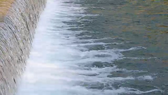 小水坝，水流湍急，4K。视频素材