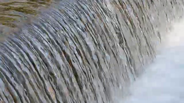 小水坝，水流湍急，4K。视频素材