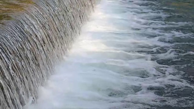 水流湍急的小水坝。视频素材