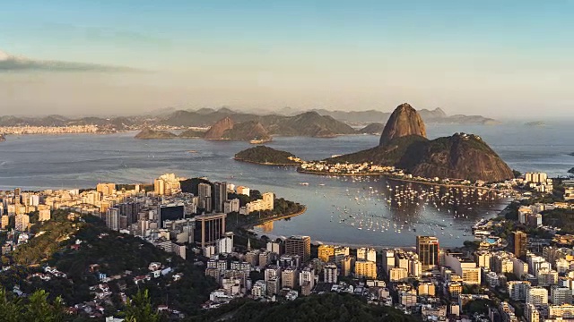 日落在里约热内卢的天际线和甜面包山，巴西视频素材