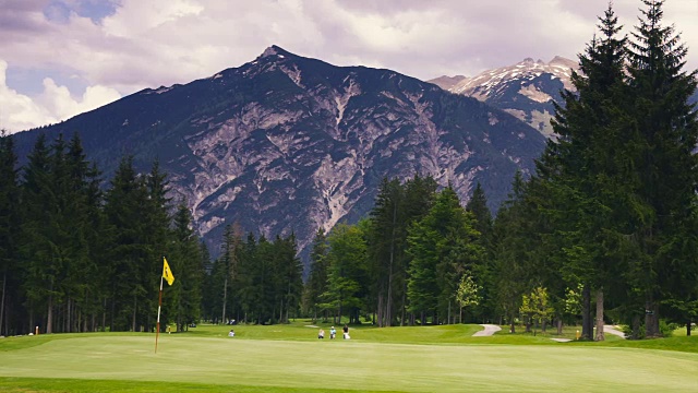 美丽的高尔夫球场在山上与壮观的景色。视频素材