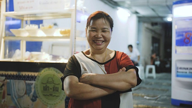 肖像的高级女性老板的冰淇淋店，小企业视频素材