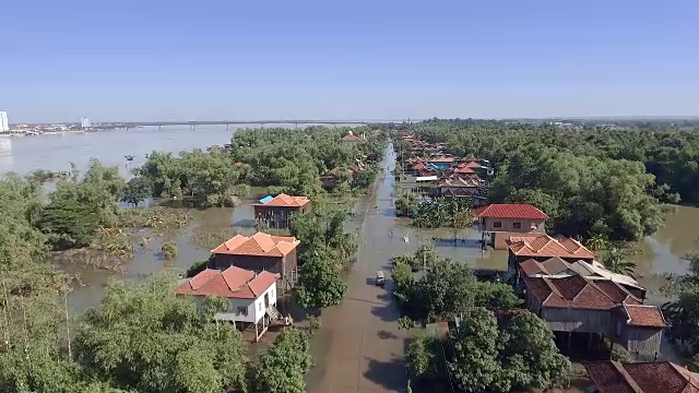 空中摄影:飞过被洪水淹没的街道，穿过一个乡村视频素材