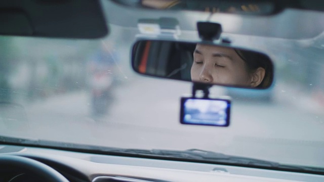 一位亚洲妇女正在开车视频素材