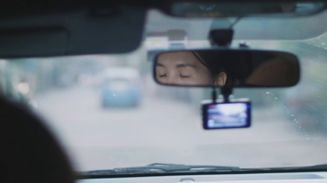 一位亚洲妇女正在开车视频素材