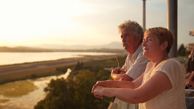 一对老年夫妇在欣赏日落视频素材