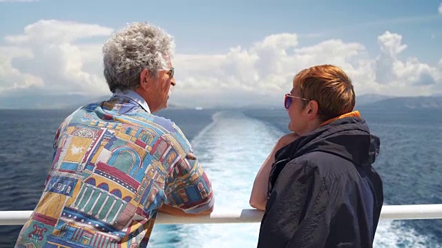 一对老年夫妇享受乘坐渡轮的乐趣视频素材