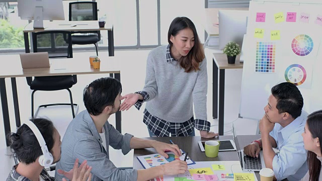 亚洲女性创意领袖将设计师团队提升为现代办公室会议室经理，成功生活视频素材