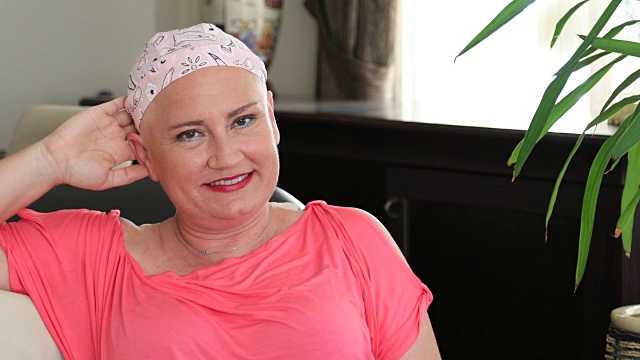 患有癌症的快乐女人对着镜头微笑视频素材