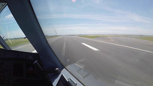 飞机在纽约肯尼迪机场降落(pov拍摄)视频素材