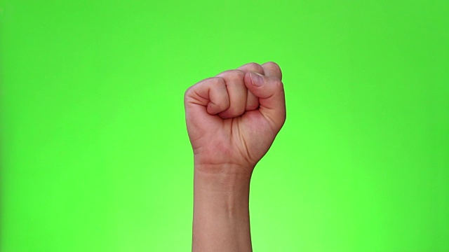 举起的拳头，或握紧的拳头，是团结和支持的象征视频下载