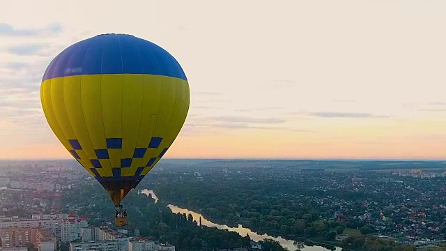 乘热气球飞向城市上空的日落，度假娱乐视频素材