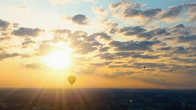 热气球，奇妙的多云天空和明亮的太阳，飞行迎接梦想视频素材