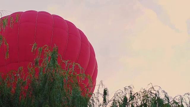 热气球飞向天空，浪漫的旅行，情侣们的娱乐视频素材