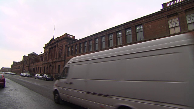 汽车经过前船厂办公室拍摄于2014年，之后被改造成费尔菲尔德遗产中心，格拉斯哥，苏格兰。视频素材
