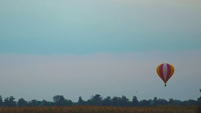 气球迎着夜空飞过田野，构想祖国视频素材