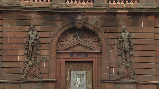 倾斜木板的入口，进入前船厂办公室拍摄于2014年，之后被翻修形成费尔菲尔德遗产中心，格拉斯哥，苏格兰。视频素材