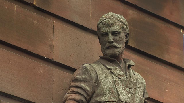 序列显示一个造船工人的雕像在前船厂办公室外面，现在形成了费尔菲尔德遗产中心，格拉斯哥，苏格兰。视频素材