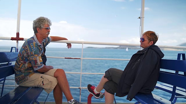 一对老年夫妇在游轮的甲板上视频素材