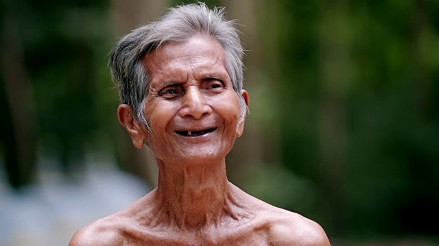 肖像快乐年长的亚洲人与牙齿问题笑着看着相机。视频下载