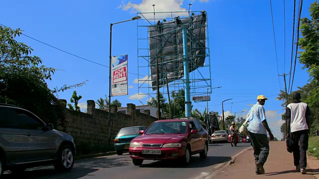 在非洲肯尼亚内罗毕，工人们正在安装交通广告牌视频下载