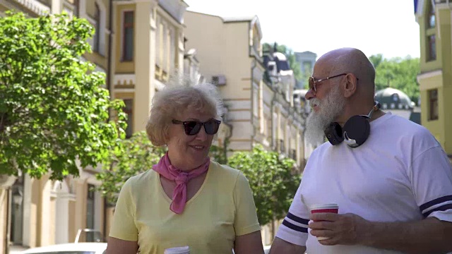 一对美丽的老年夫妇漫步在城市里享受彼此视频下载