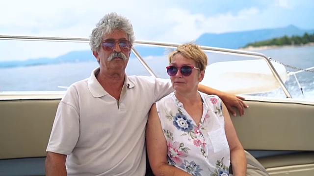 一对老年夫妇正在享受快艇之旅视频素材