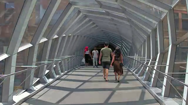 加拿大多伦多:新的人行天桥连接伊顿中心和哈德逊湾商店视频素材