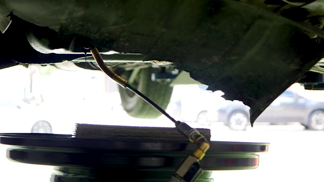 专业机械师维修汽车视频素材
