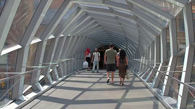 加拿大多伦多:新的人行天桥连接伊顿中心和哈德逊湾商店视频下载